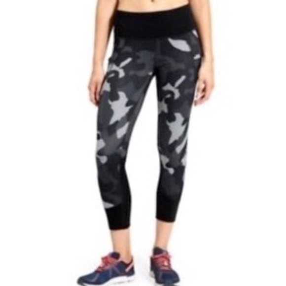 Athleta Camo Relay Capri 2.0 leggings style 347929 size M - Picture 4 of 5